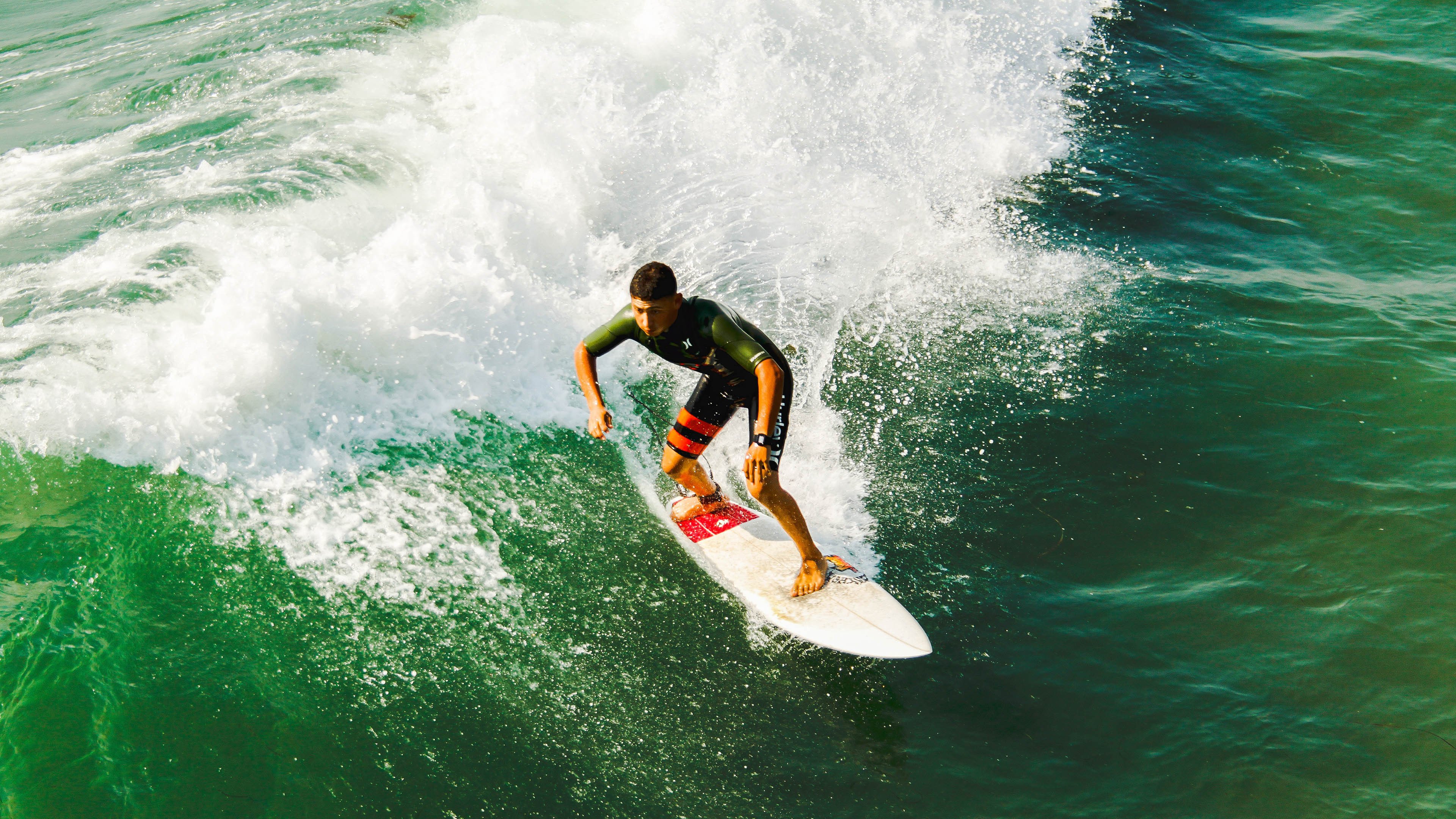 “马科斯·莫奇的全场覆盖与领导能力，助力美洲狮队建立强大防线”